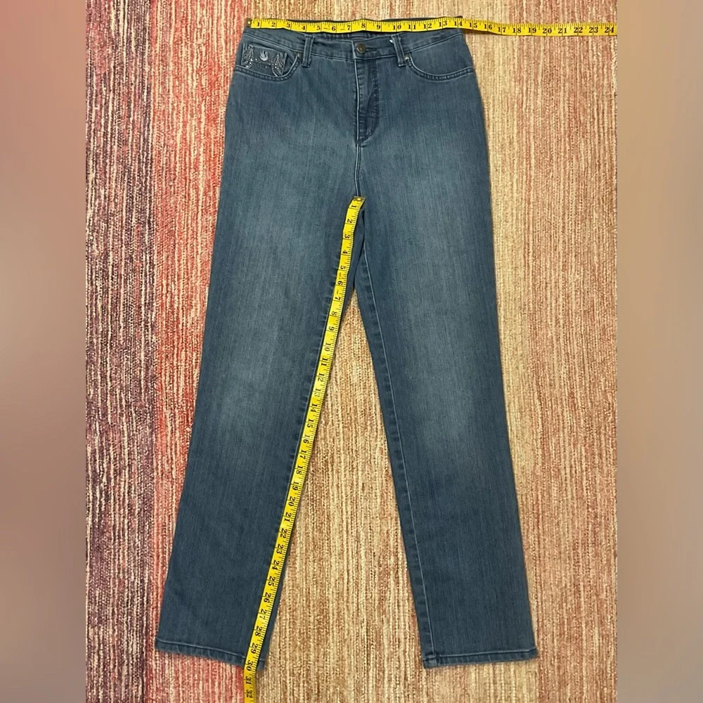 Gloria Vanderbilt Mid-Wash Amanda Classic Straight Leg Jeans Size 6 - Picture 8 of 13